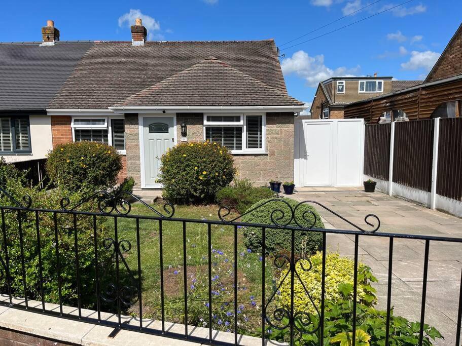 Idyllic Bungalow, Ideal Location In West Lancashire Burscough Zewnętrze zdjęcie